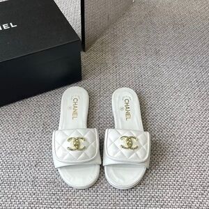CHANEL White Quilted Leather Slide Mules with Gold CC Plaque